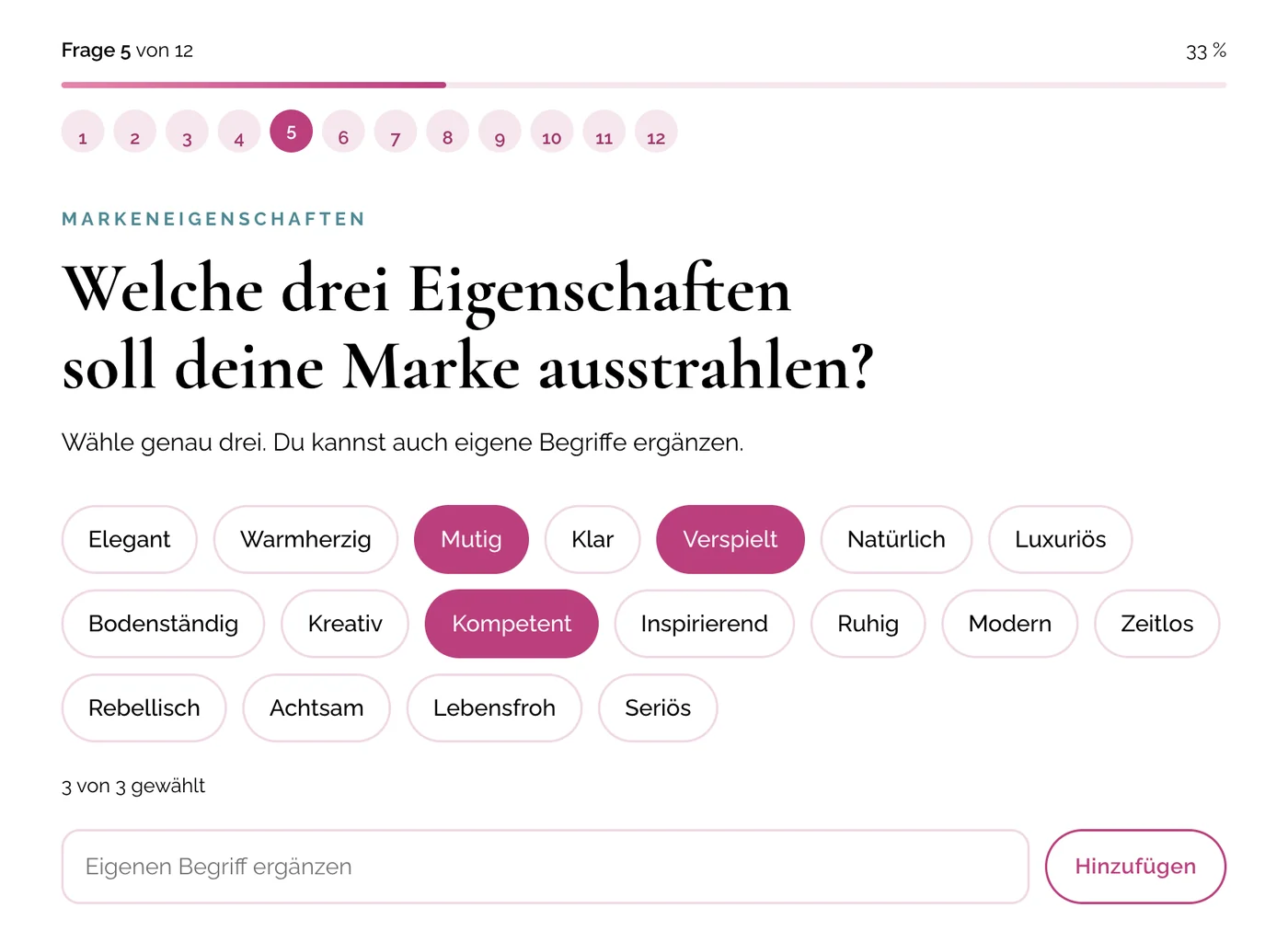 Fragebogen im Studio: Auswahl von drei Markeneigenschaften wie Mutig, Verspielt und Kompetent